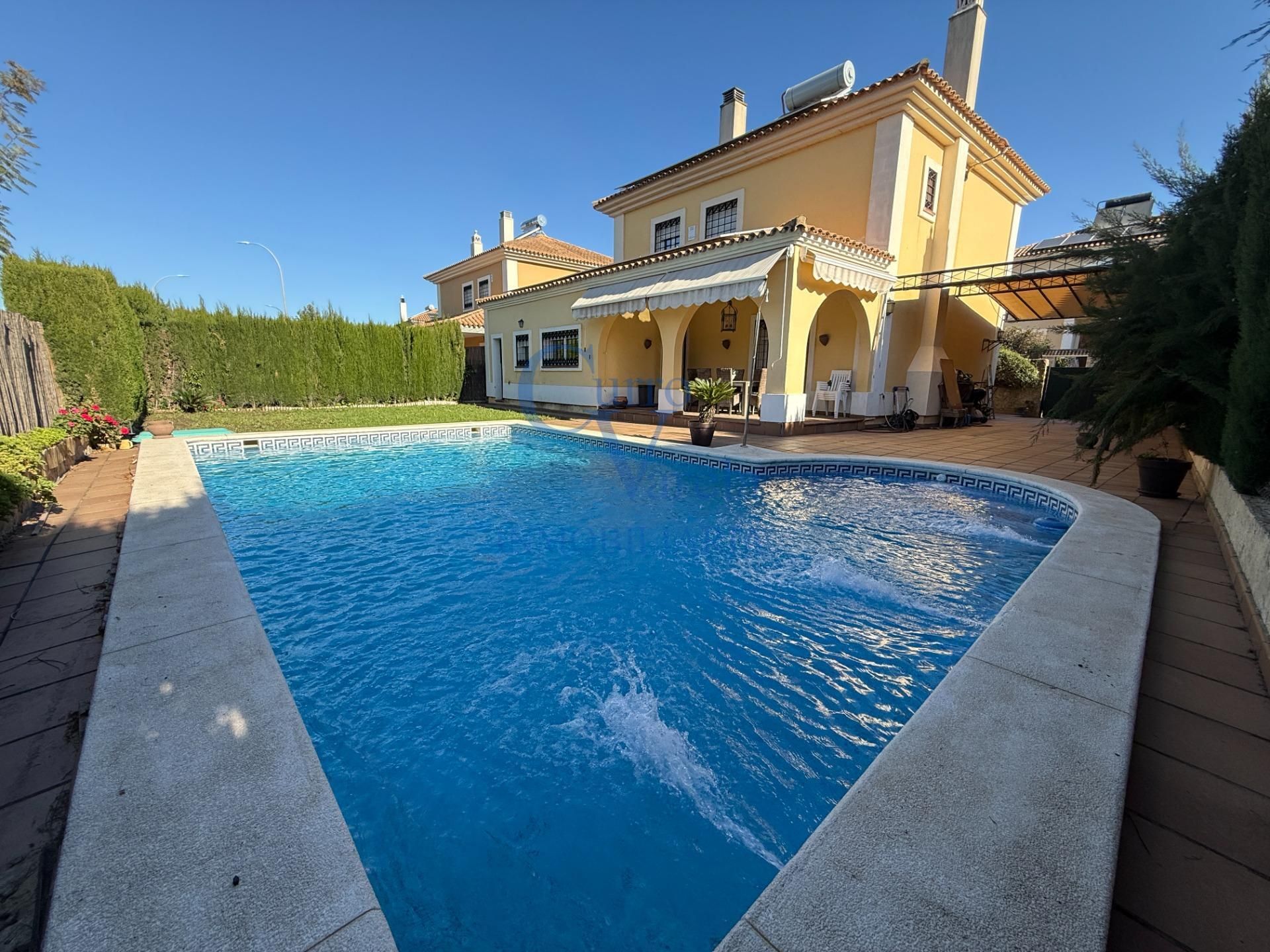 Piscina de Casa o chalet en venta en Montequinto con Aire acondicionado, Jardín privado y Trastero