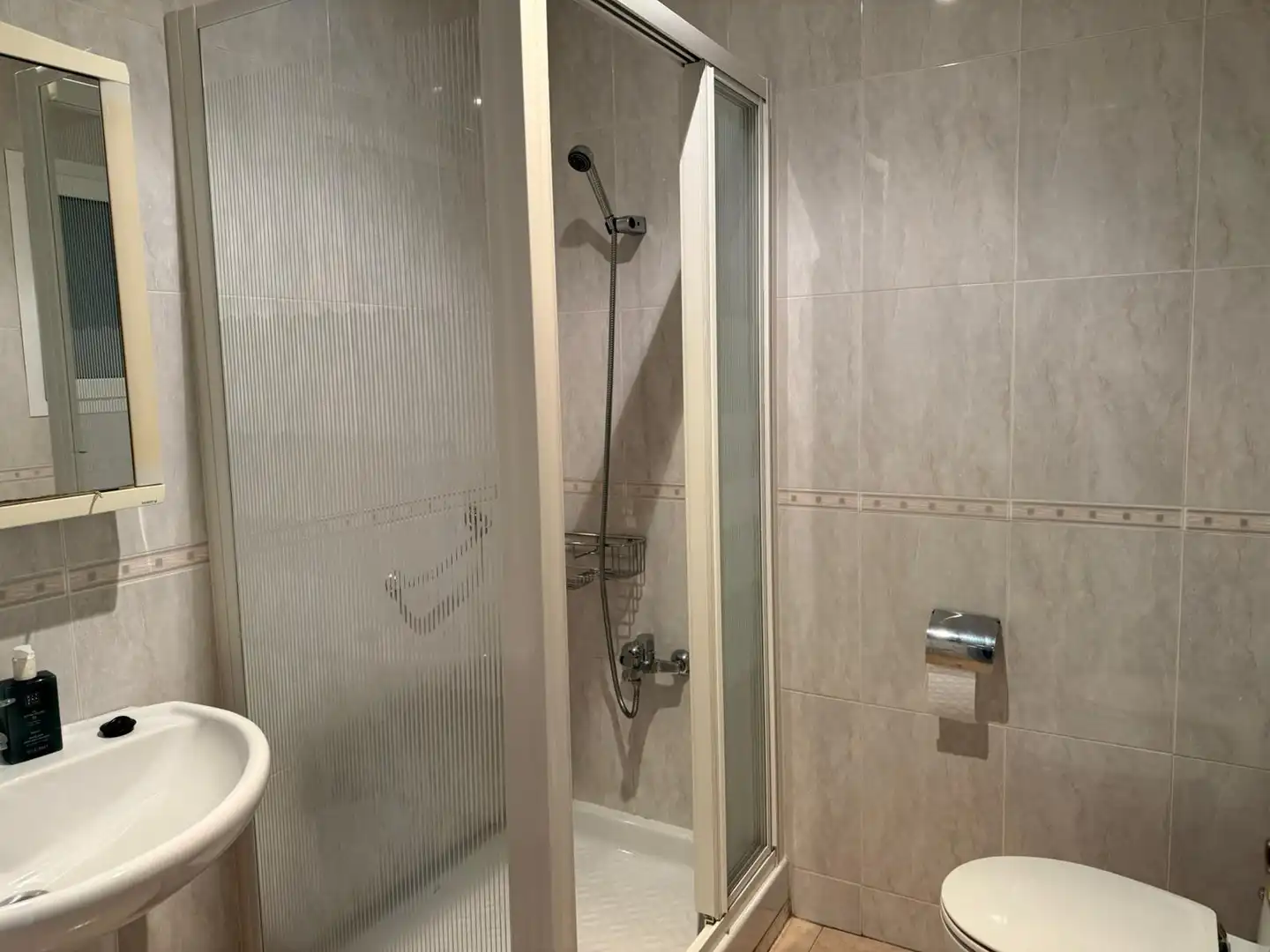 Badezimmer von Wohnung zum Verkauf in Barcelona mit Klimaanlage und Balkon