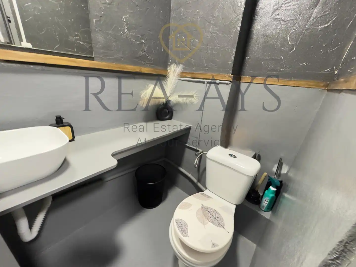 Bathroom of Commercial properties for sale in Cornellà de Llobregat  with Air Conditioner, Furnished and Internet