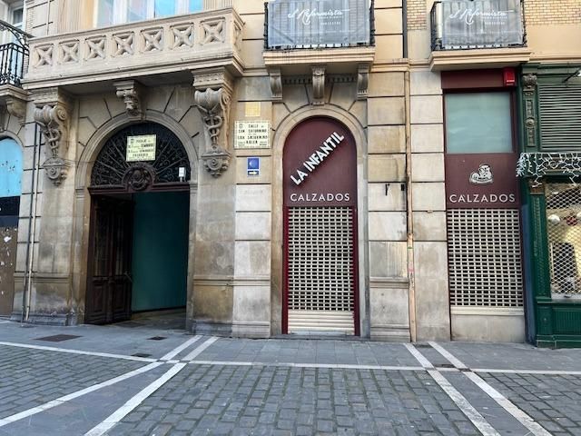 Vista exterior de Local de alquiler en  Pamplona / Iruña