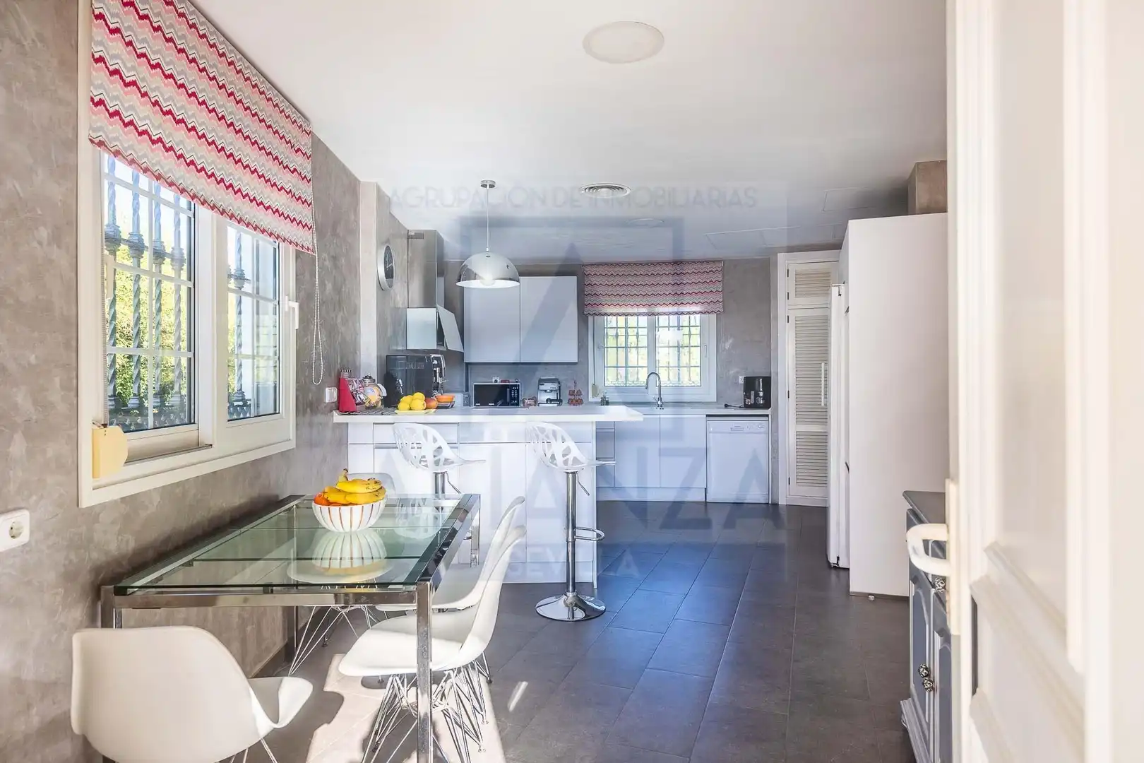 Kitchen of Houses for sale in Valencina de la Concepción  with Air Conditioner, Private garden and Community pool