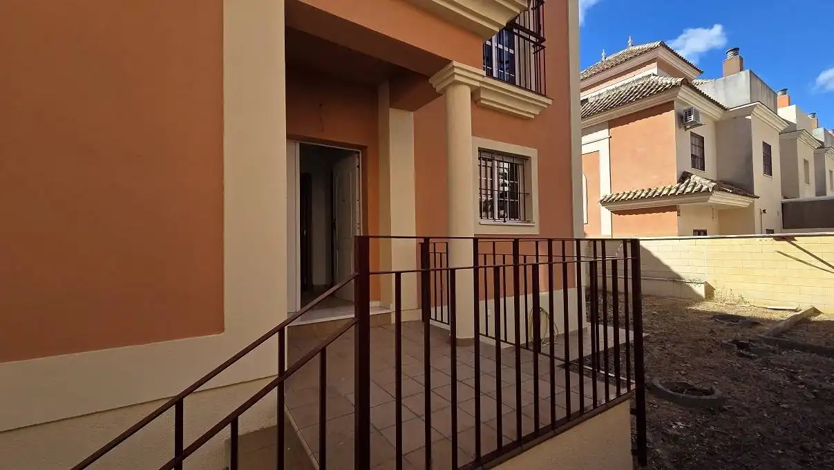 Casa adosada en venda en Dos Hermanas