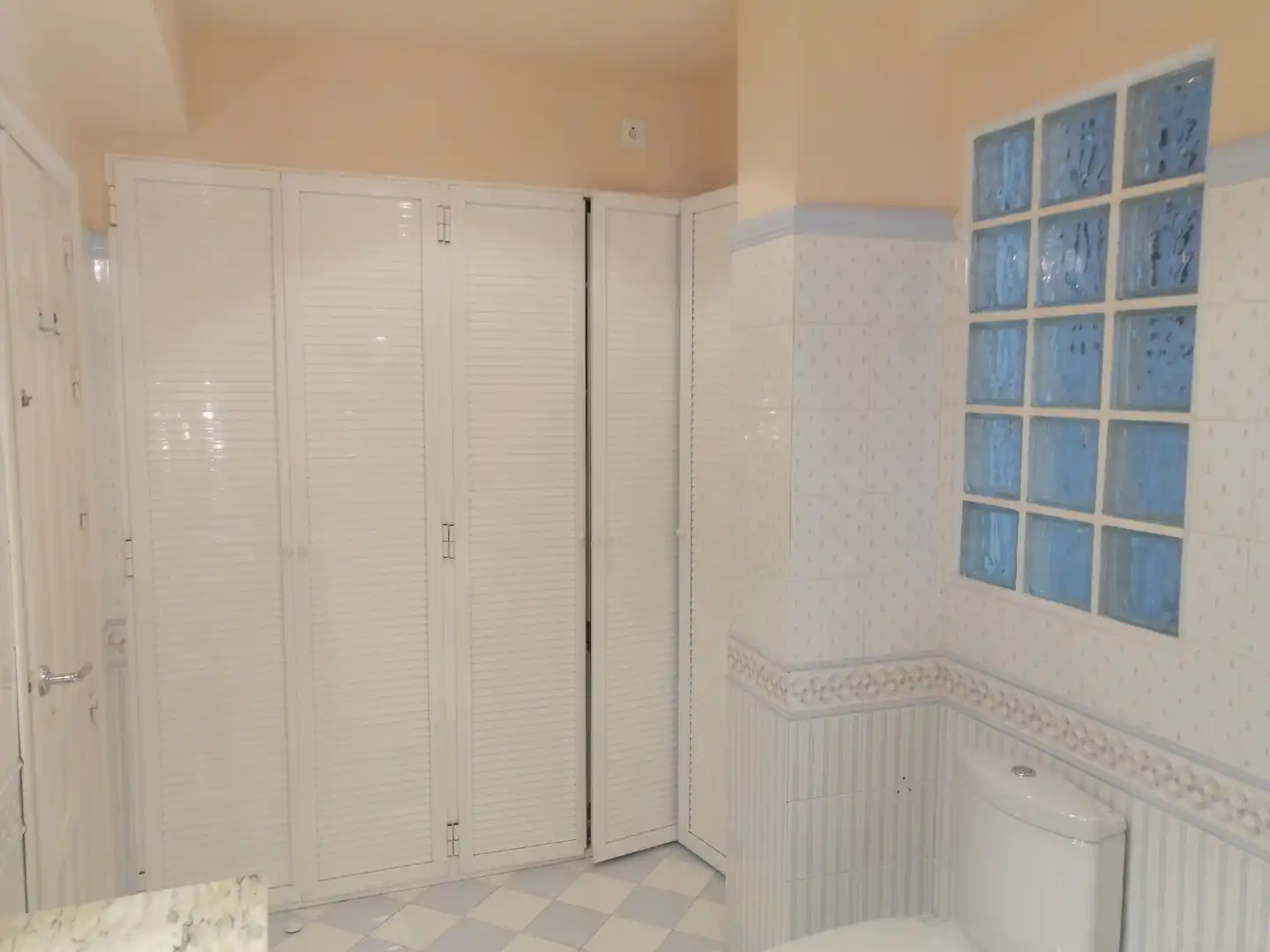 Bathroom of Flat for sale in Sevilla  with Air Conditioner, Furnished and Oven