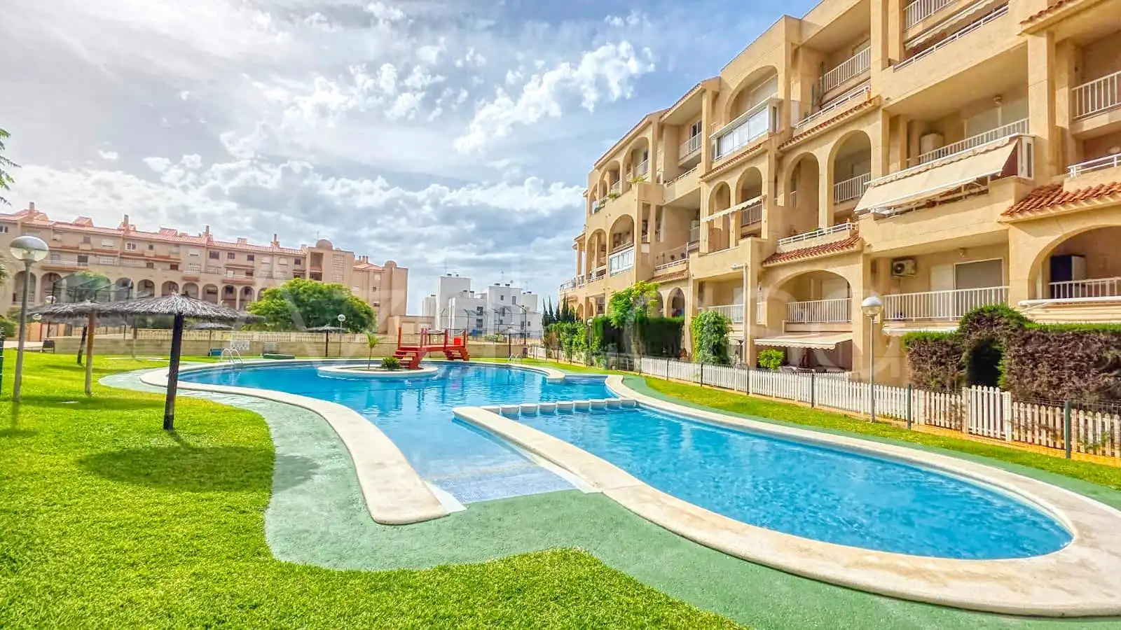 Piscina de Dúplex en venta en El Campello con Aire acondicionado, Trastero y Piscina comunitaria