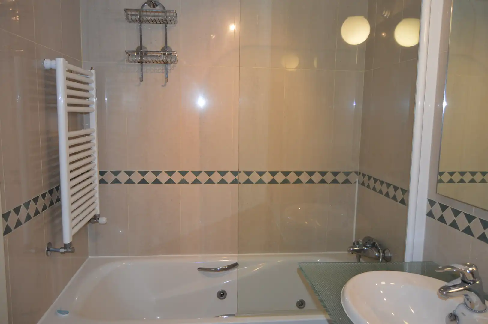 Badezimmer von Wohnung zur Miete in Madrid mit Klimaanlage, Heizung und Parkett