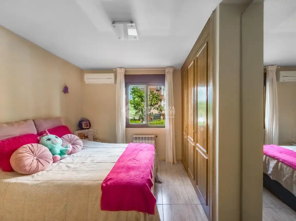 Dormitori de Casa adosada en venda en Rivas-Vaciamadrid amb Aire condicionat, Calefacció i Jardí privat