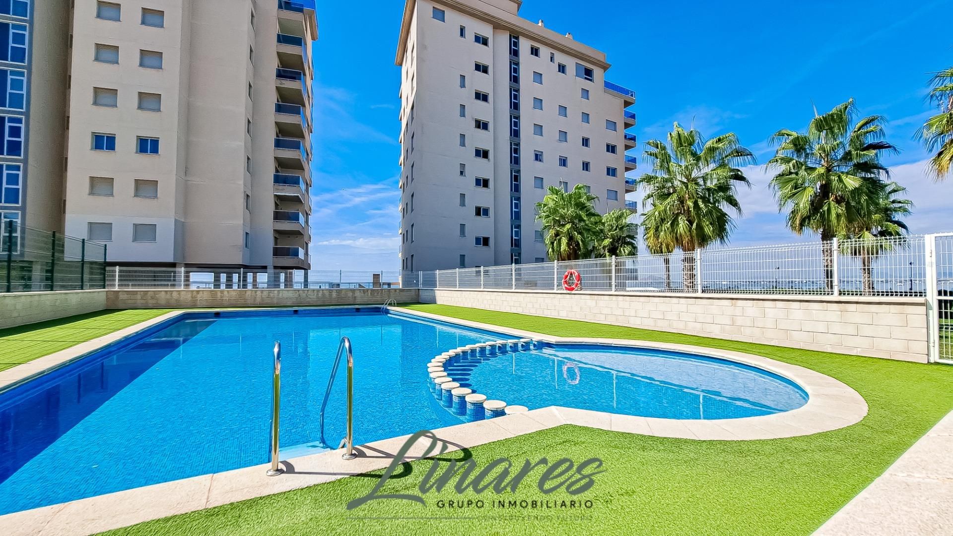 Piscina de Apartamento en venta en La Manga del Mar Menor con Amueblado y Piscina comunitaria