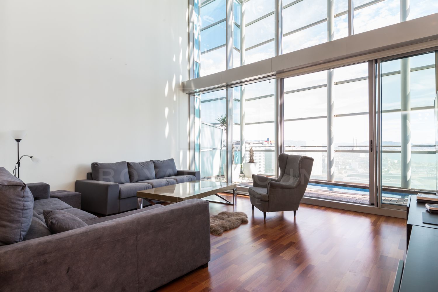 Sala d'estar de Àtic de lloguer en  Barcelona Capital amb Aire condicionat, Jardí privat i Terrassa