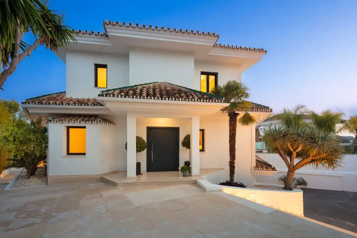 Vista exterior de Casa o chalet en venta en Marbella con Aire acondicionado, Parquet y Terraza