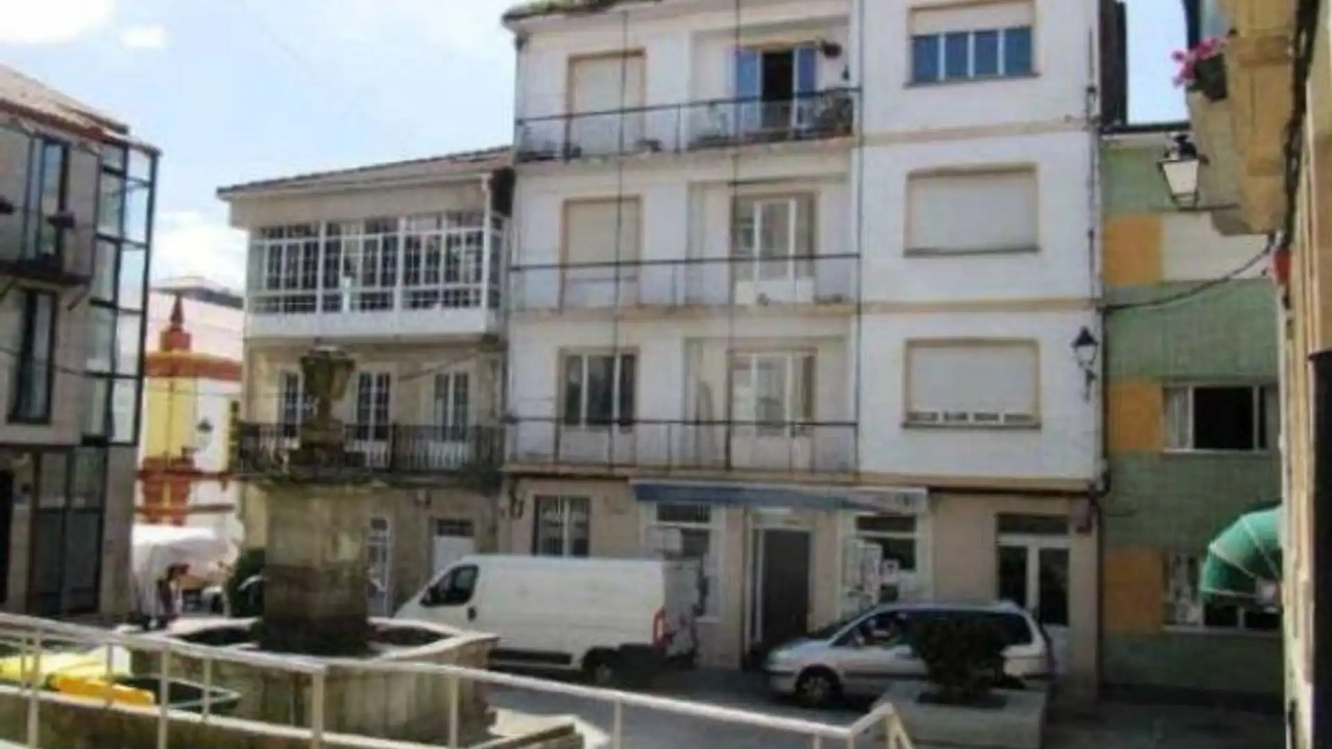 Vista exterior de Local en venta en Noia