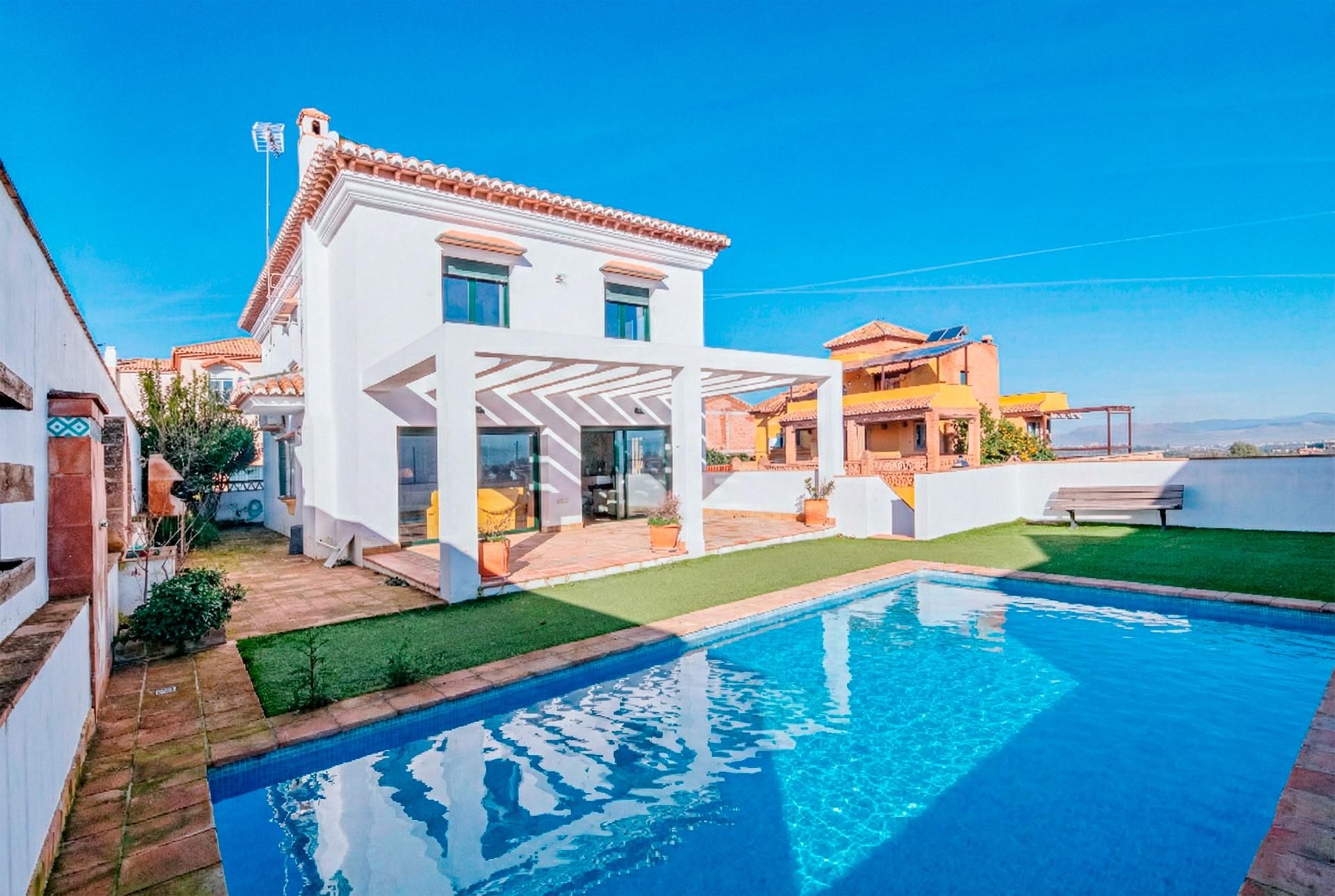 Vista exterior de Casa o xalet en venda en Alhendín amb Aire condicionat, Jardí privat i Piscina