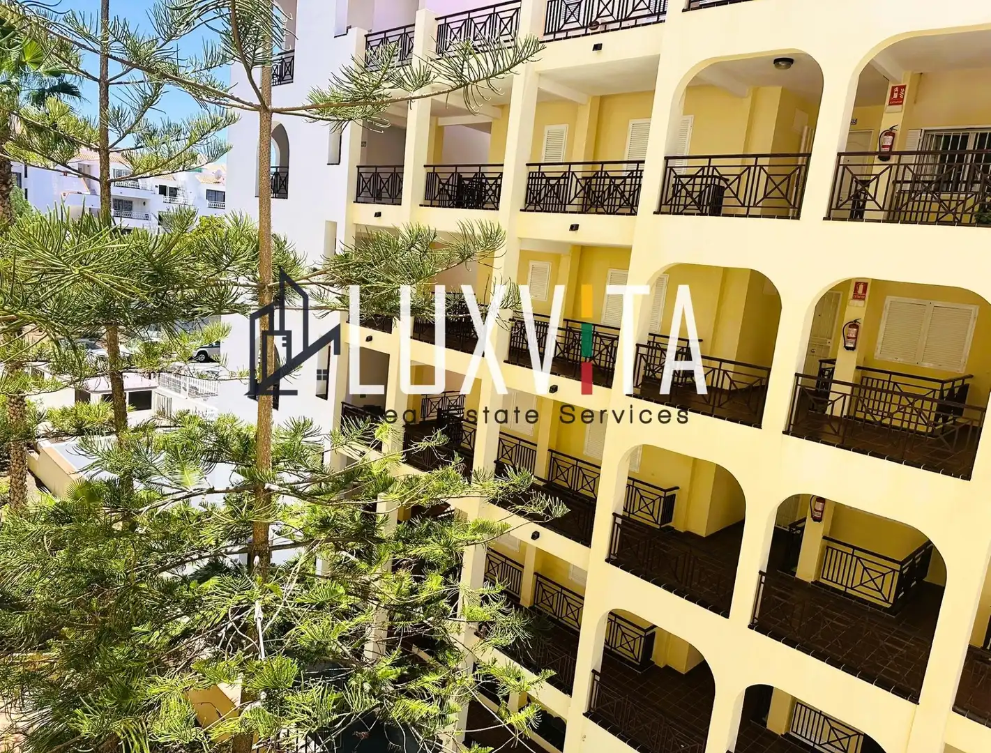 Vista exterior de Apartament en venda en Arona amb Jardí privat, Terrassa i Moblat