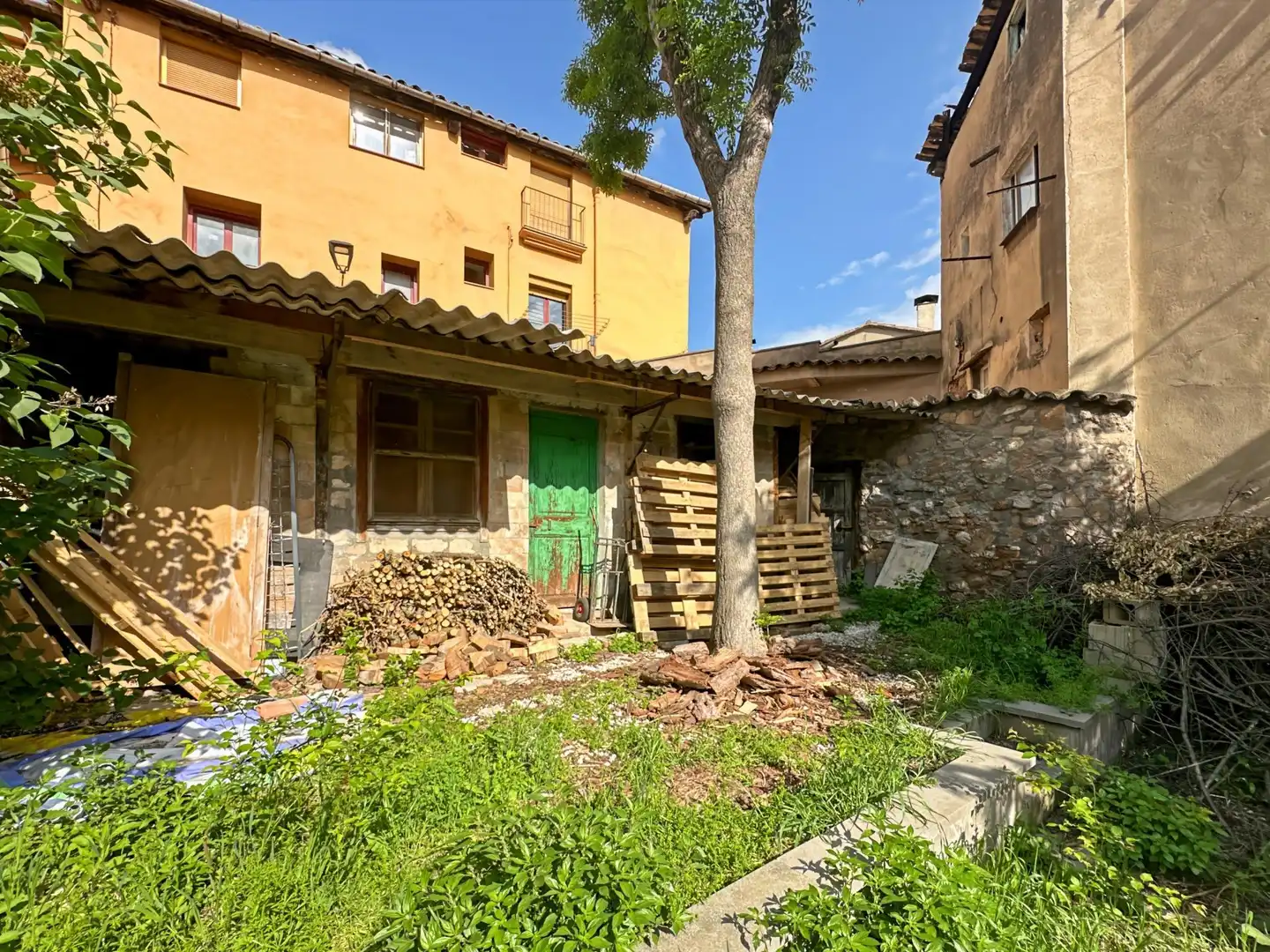Außenansicht von Einfamilien-Reihenhaus zum Verkauf in Berga mit Heizung und Balkon