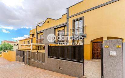 Vista exterior de Casa adosada en venda en San Miguel de Abona amb Traster i Piscina