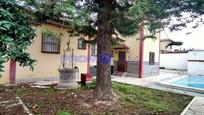 Vista exterior de Casa o xalet en venda en Valencina de la Concepción amb Terrassa i Piscina