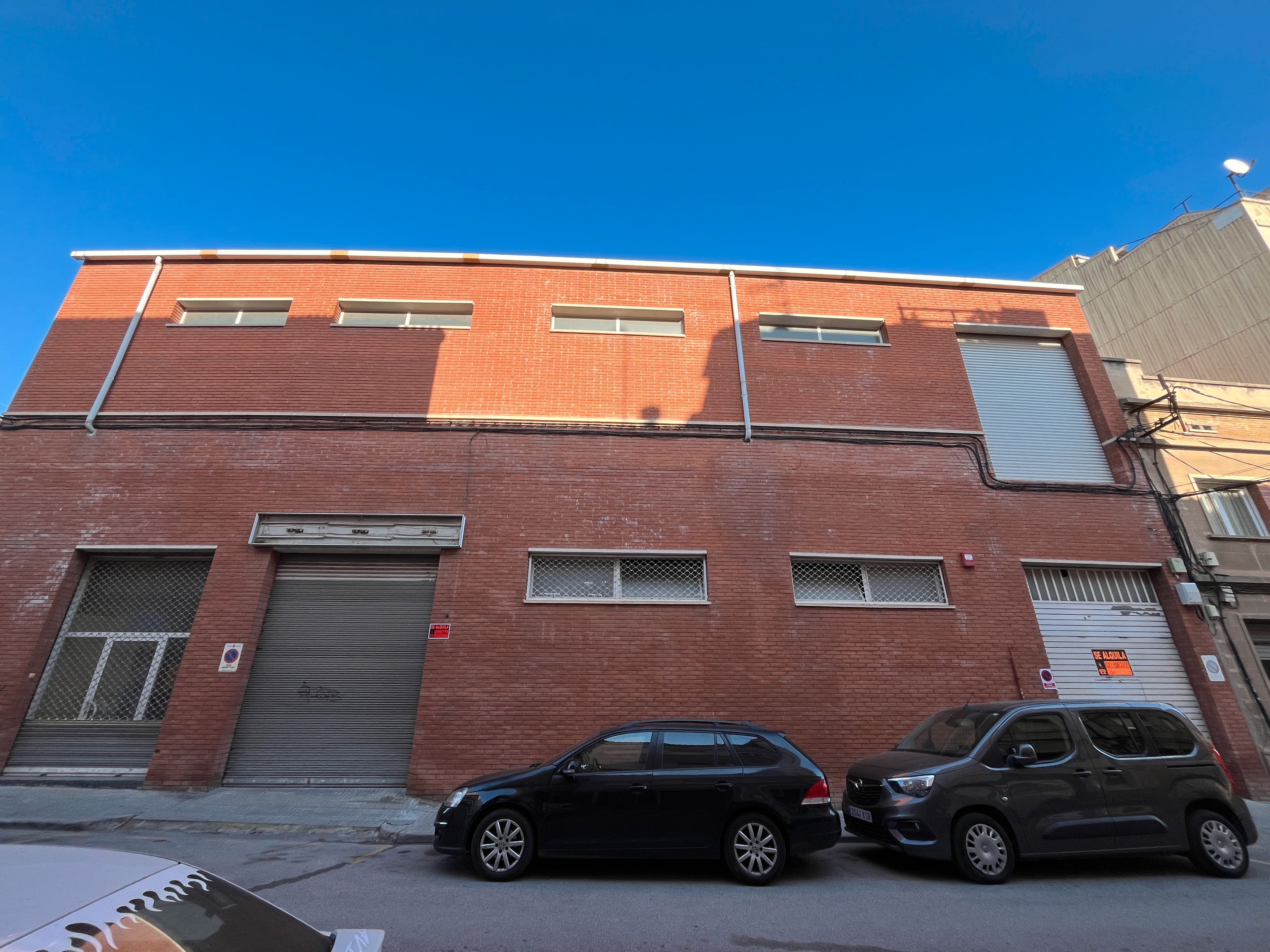 Vista exterior de Nave industrial de alquiler en Manresa