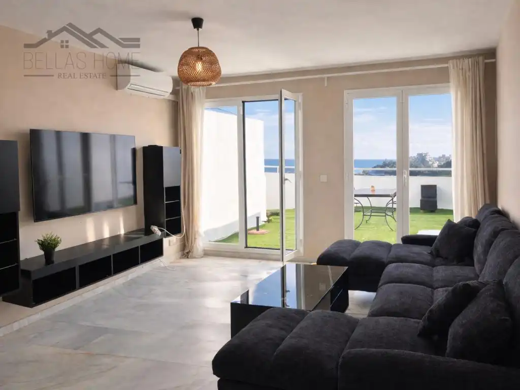 Sala d'estar de Dúplex en venda en Estepona amb Aire condicionat, Terrassa i Piscina