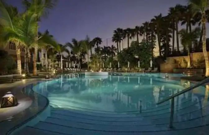 Piscina de Edificio en venta en Arona
