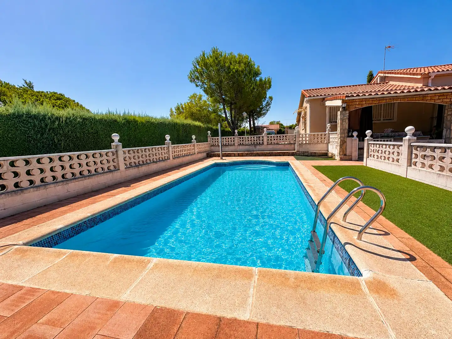 Piscina de Casa o chalet en venta en Nuevo Baztán con Aire acondicionado, Calefacción y Jardín privado