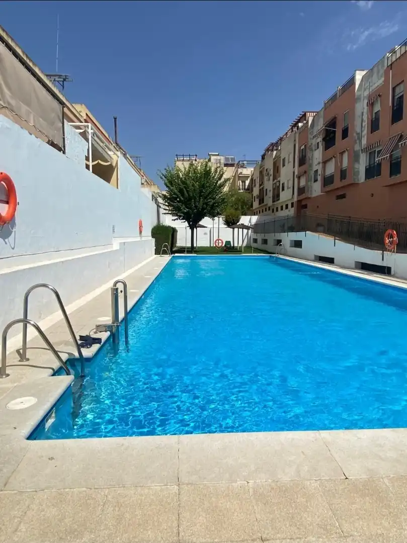 Piscina de Dúplex de alquiler en Dos Hermanas con Aire acondicionado, Parquet y Terraza