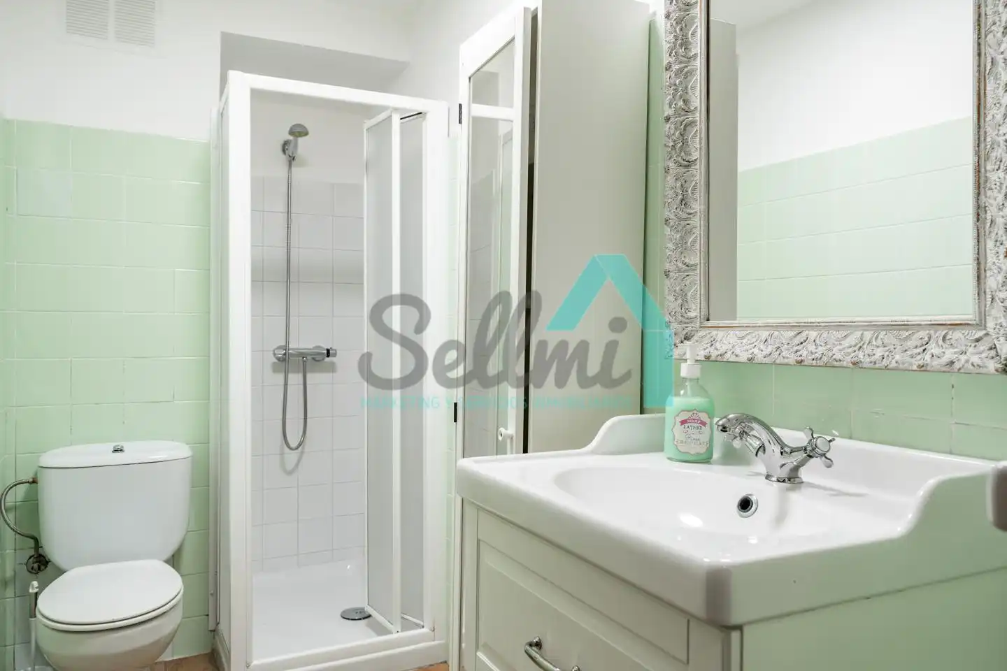 Bathroom of Flat for rent in Gijón   with Heating, Terrace and Furnished