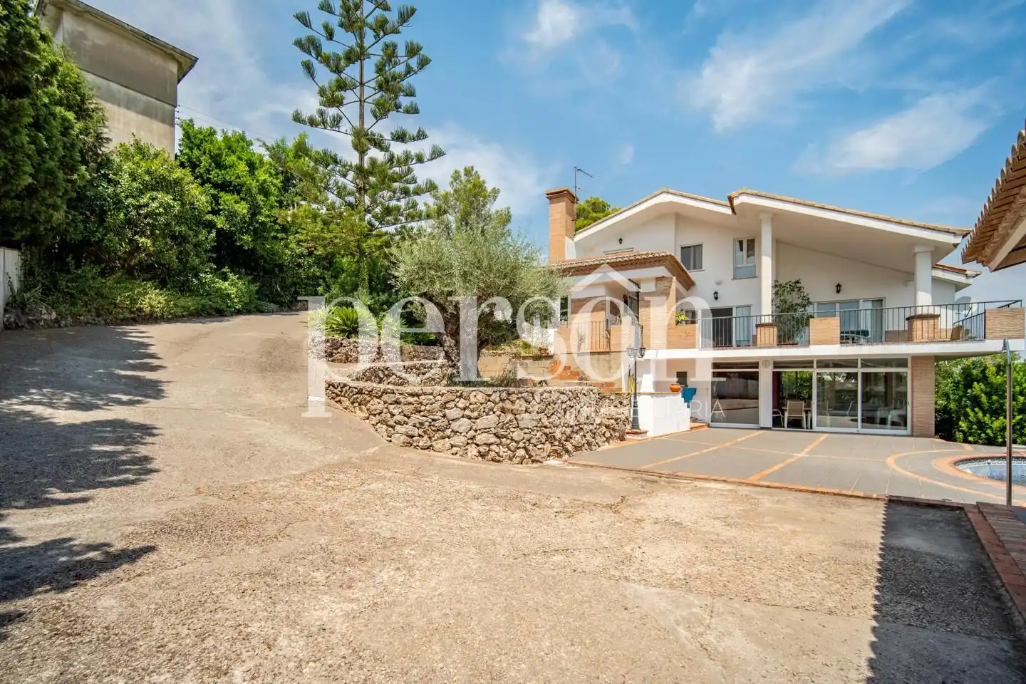 Vista exterior de Casa o xalet en venda en Alzira amb Jardí privat, Terrassa i Piscina