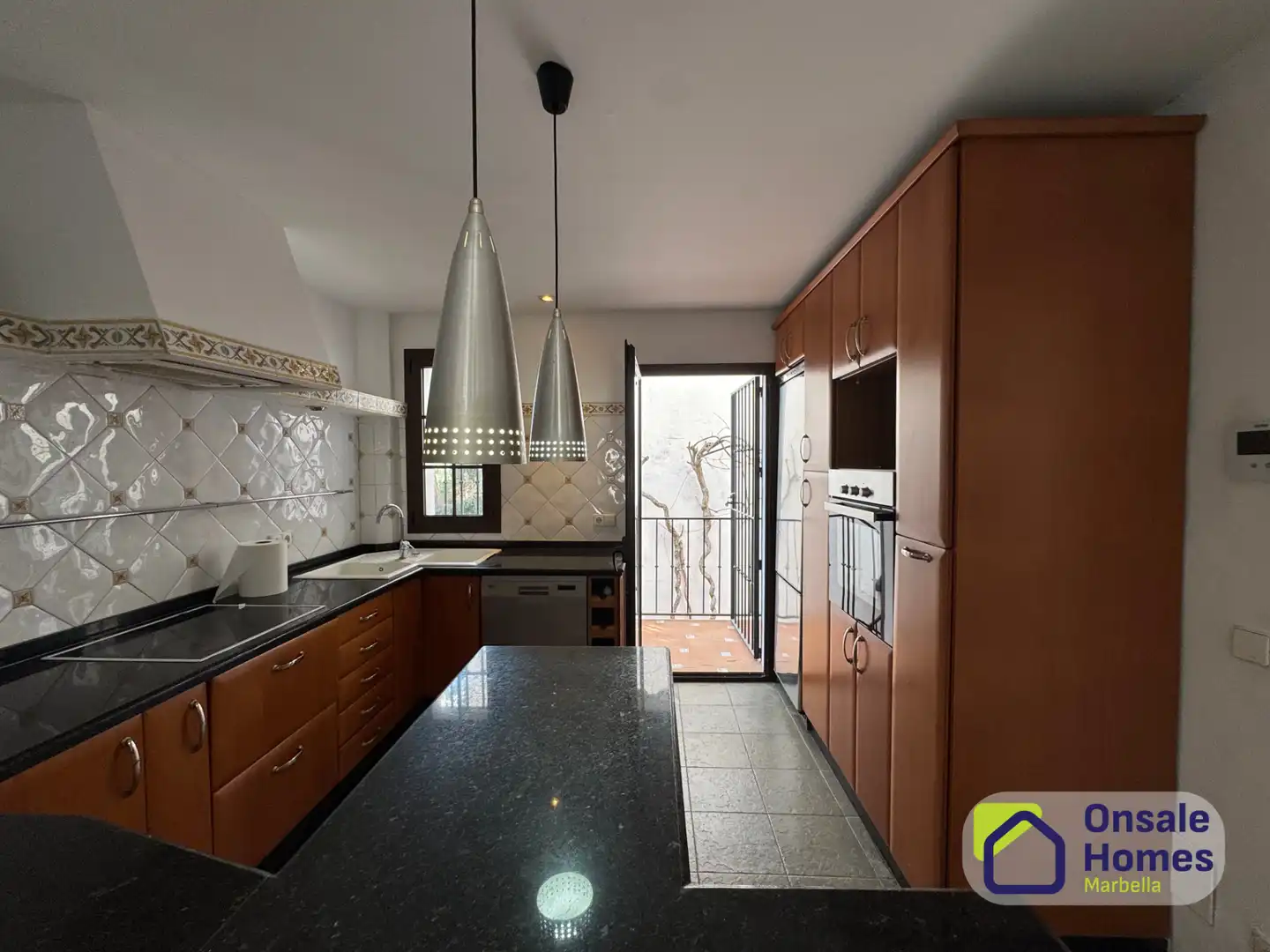Cocina de Casa adosada en venta en Marbella con Terraza, Balcón y Alarma