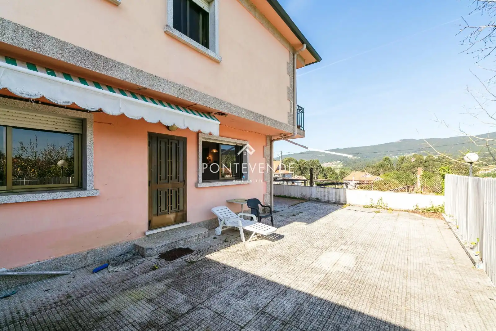 Vista exterior de Casa o xalet en venda en Poio amb Terrassa
