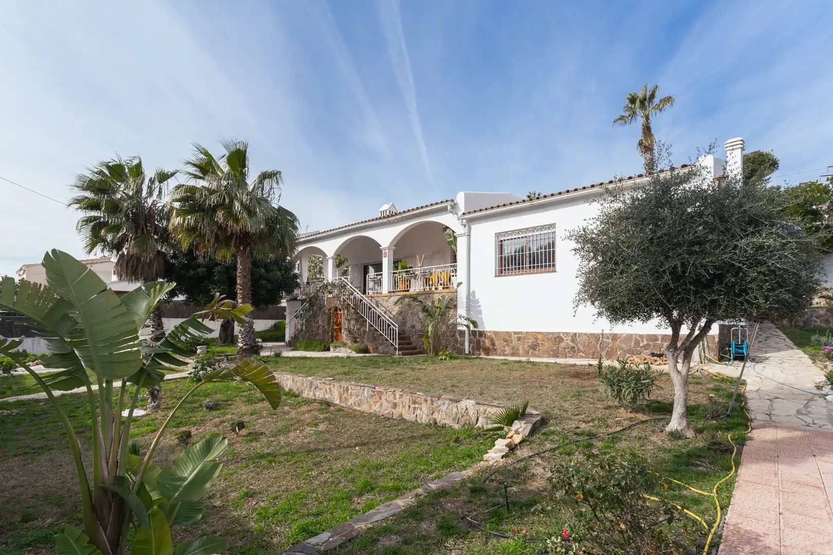 Vista exterior de Casa o xalet en venda en Cunit amb Aire condicionat, Calefacció i Jardí privat