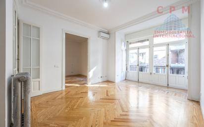 Living room of Flat to rent in  Madrid Capital  with Air Conditioner, Heating and Parquet flooring