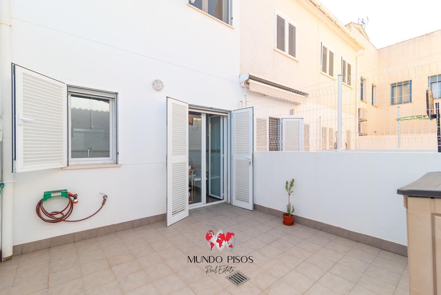 Vista exterior de Casa adosada en venta en  Palma de Mallorca con Aire acondicionado, Calefacción y Terraza