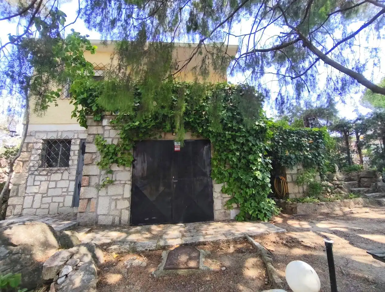 Vista exterior de Casa o xalet en venda en Villa del Prado amb Aire condicionat, Calefacció i Jardí privat
