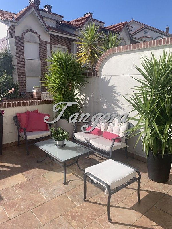 Terraza de Casa adosada en venta en Castro-Urdiales con Calefacción, Parquet y Terraza