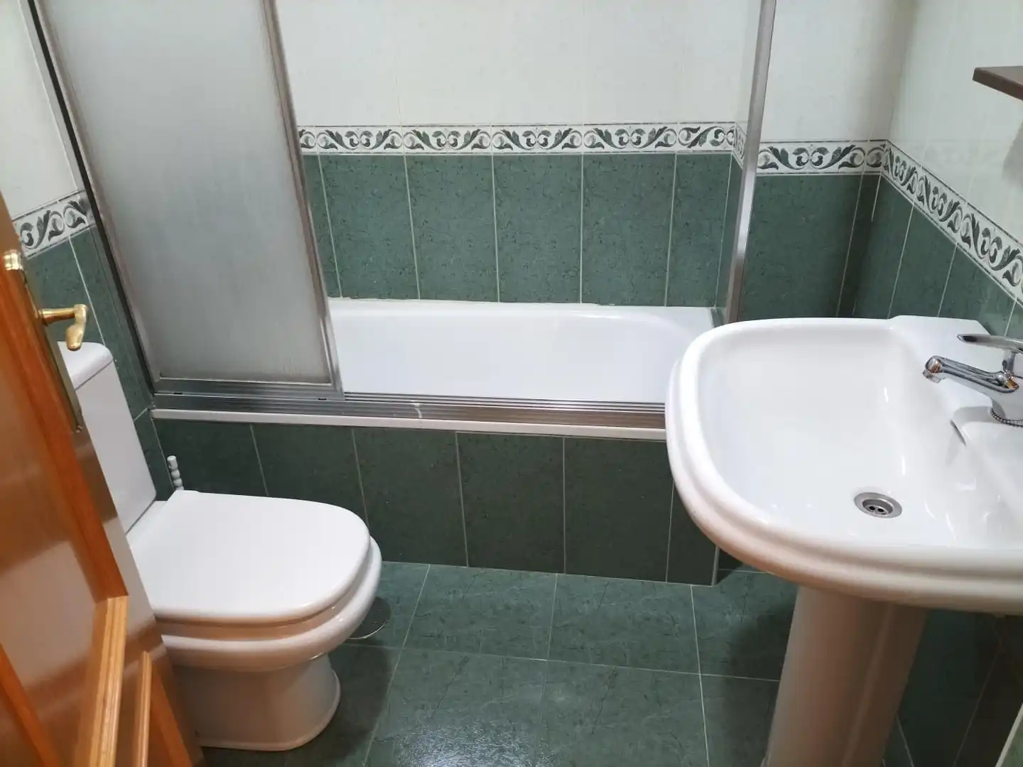 Baño de Casa adosada en venta en Grijota con Calefacción, Jardín privado y Terraza