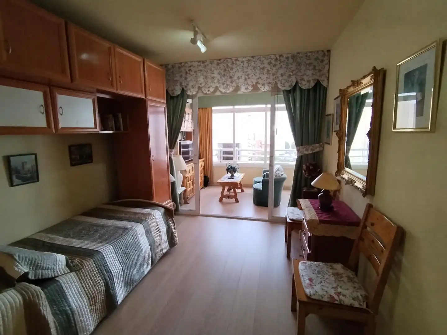 Habitación de Apartamento en venta en Benidorm con Aire acondicionado, Amueblado y Piscina comunitaria