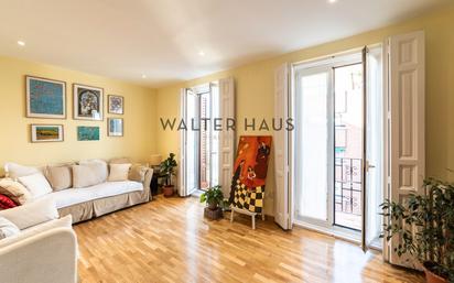 Living room of Flat for sale in  Madrid Capital  with Air Conditioner, Heating and Furnished