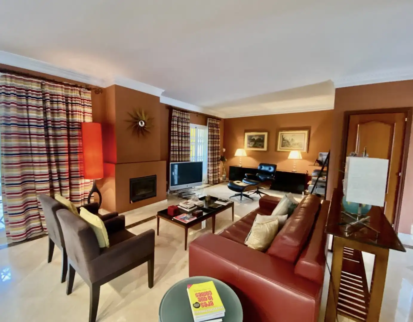 Sala d'estar de Casa o xalet en venda en Estepona amb Aire condicionat, Calefacció i Jardí privat