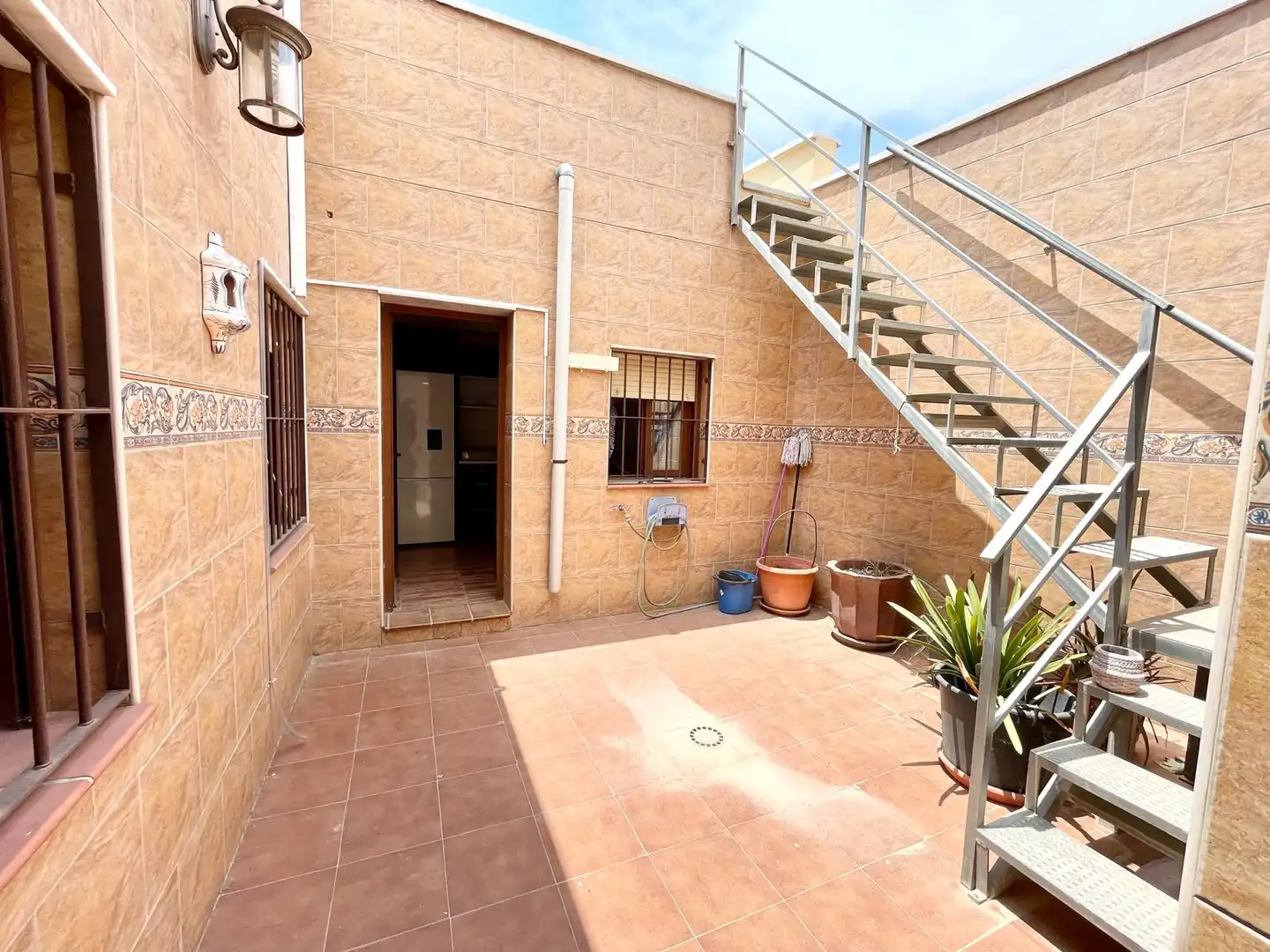 Vista exterior de Casa o xalet en venda en Roquetas de Mar amb Terrassa i Moblat