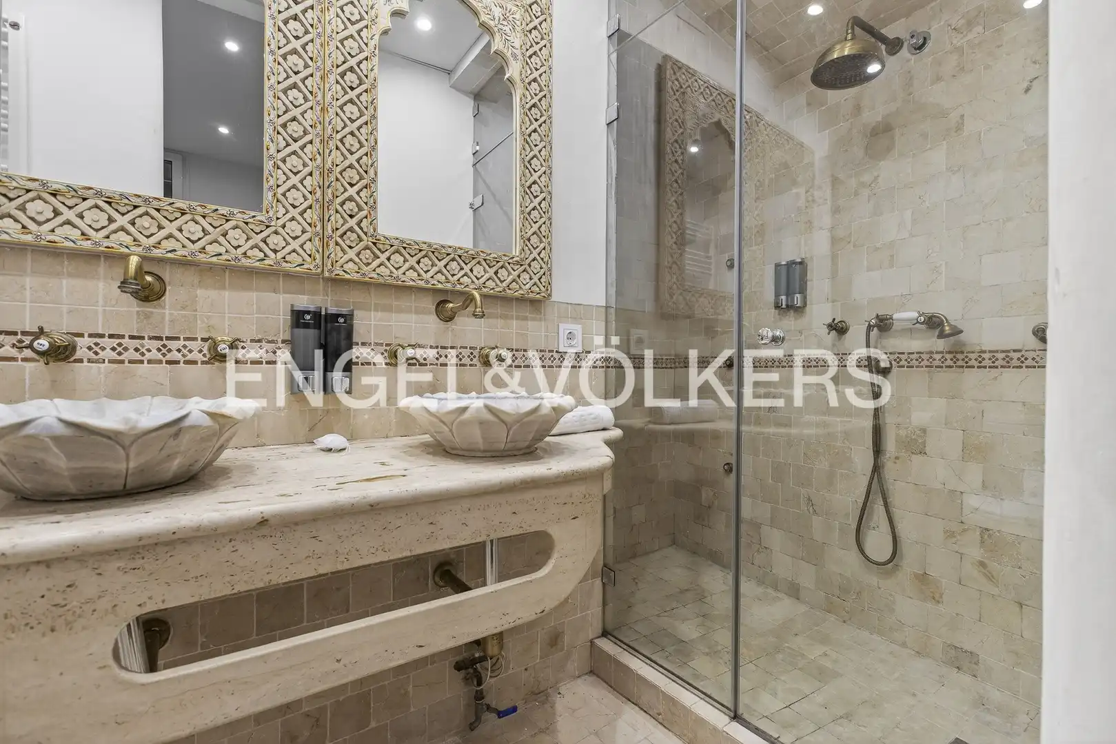 Bathroom of Houses for sale in Sevilla  with Air Conditioner, Heating and Parquet flooring