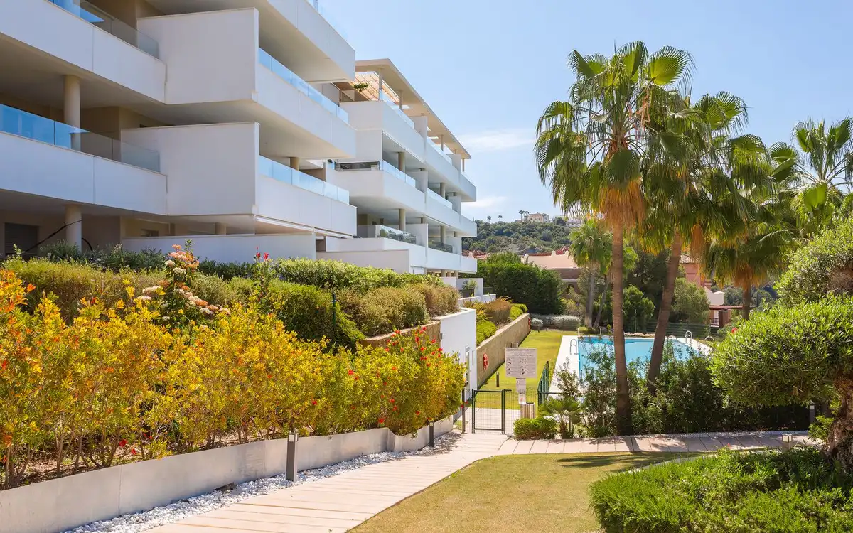 Exterior view of Flat for sale in Benahavís  with Air Conditioner, Terrace and Storage room