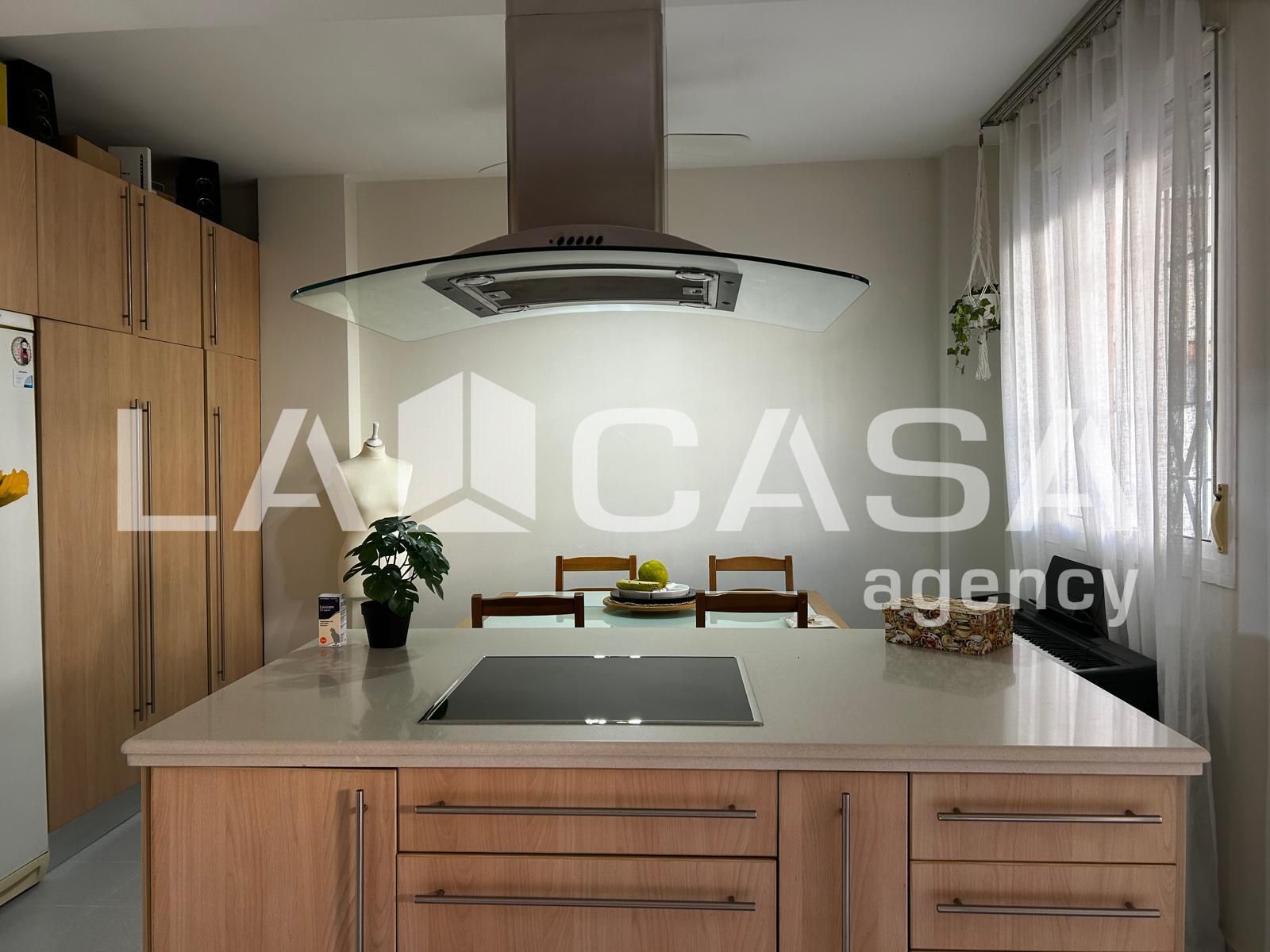 Cuina de Casa adosada en venda en Montequinto amb Aire condicionat, Terrassa i Traster