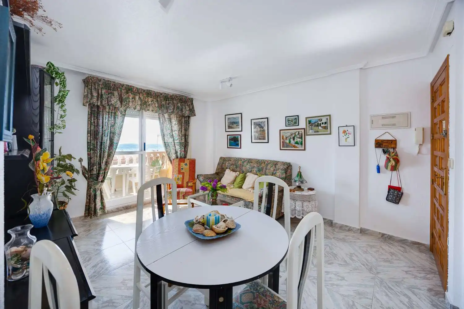 Menjador de Apartament en venda en Torrevieja amb Terrassa, Piscina i Moblat