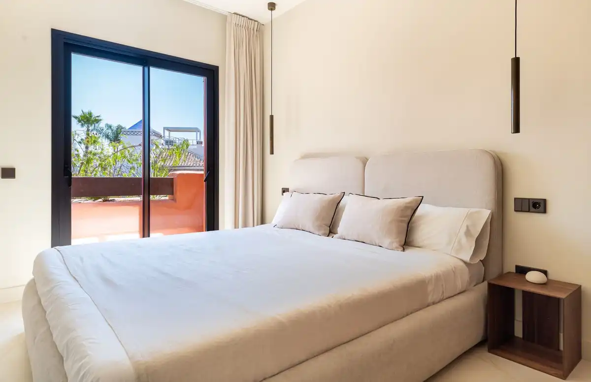 Dormitori de Casa adosada en venda en Marbella amb Aire condicionat, Jardí privat i Terrassa