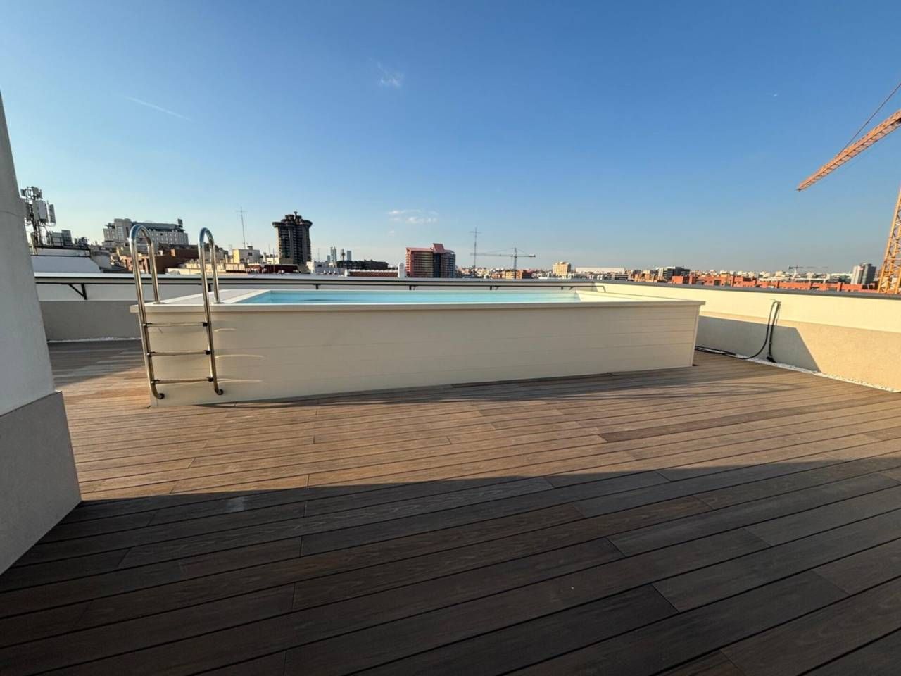 Swimming pool of Flat for sale in  Madrid Capital  with Air Conditioner, Storage room and Community pool