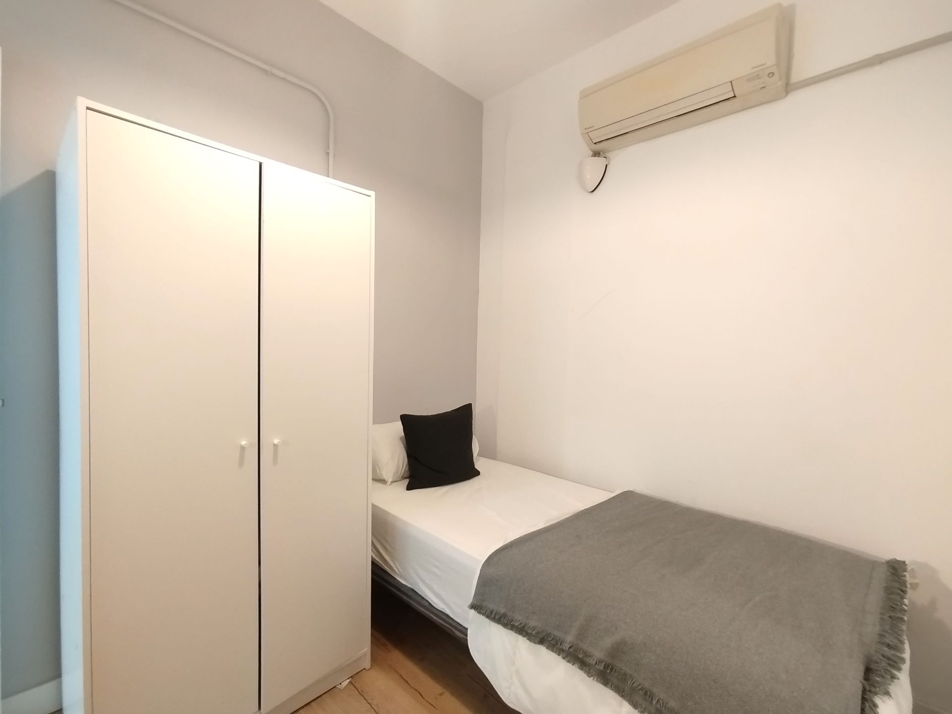 Bedroom of Flat for share in  Madrid Capital  with Air Conditioner, Heating and Furnished