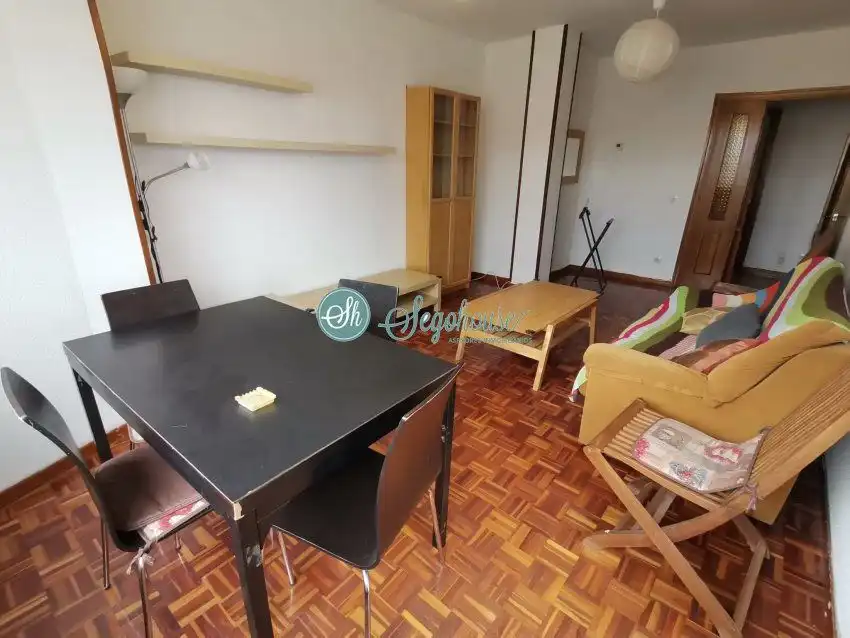 Sala de estar de Piso en venta en Segovia con Calefacción, Parquet y Terraza
