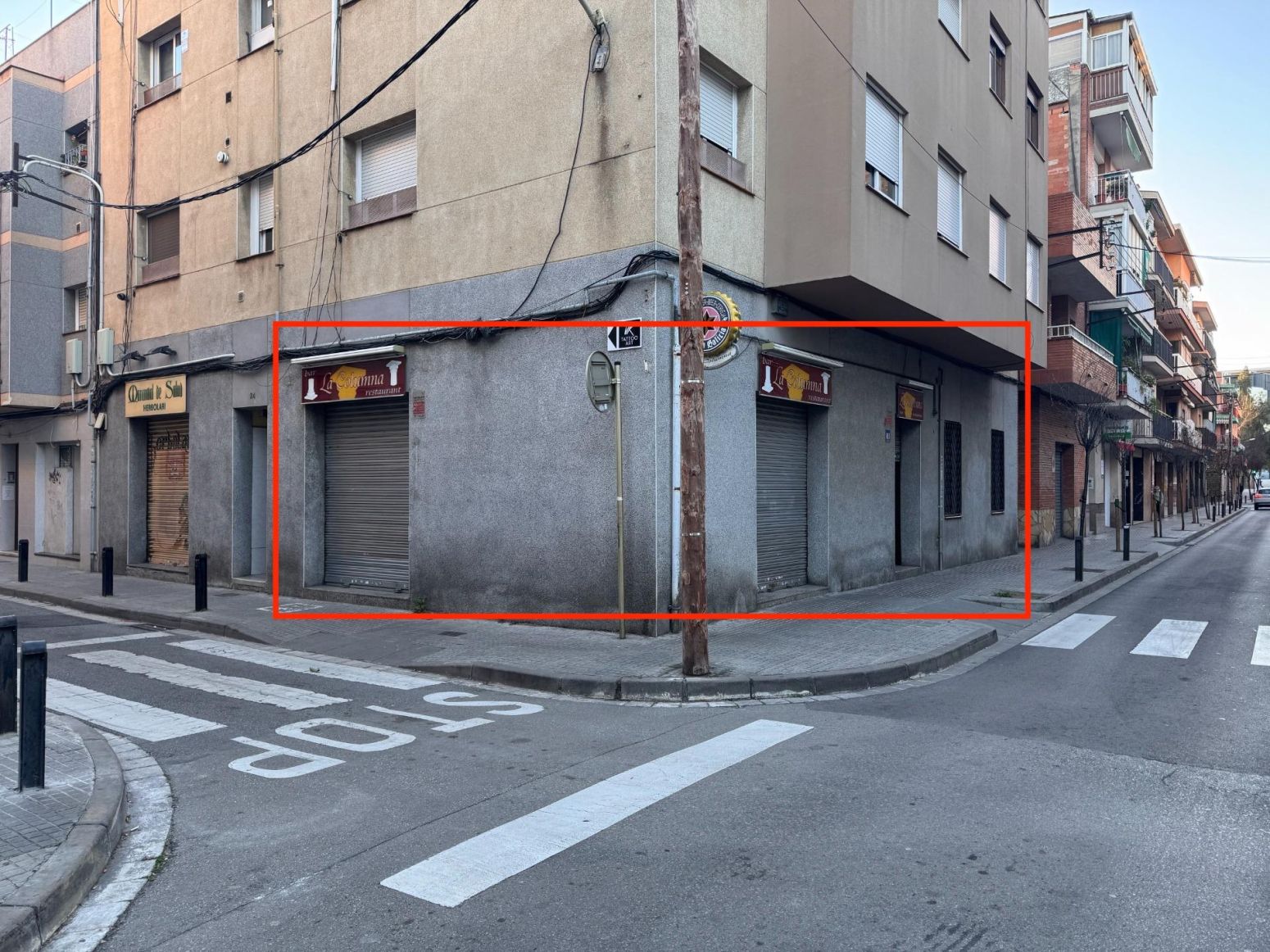 Vista exterior de Local en venda en Cornellà de Llobregat amb Aire condicionat, Terrassa i Moblat