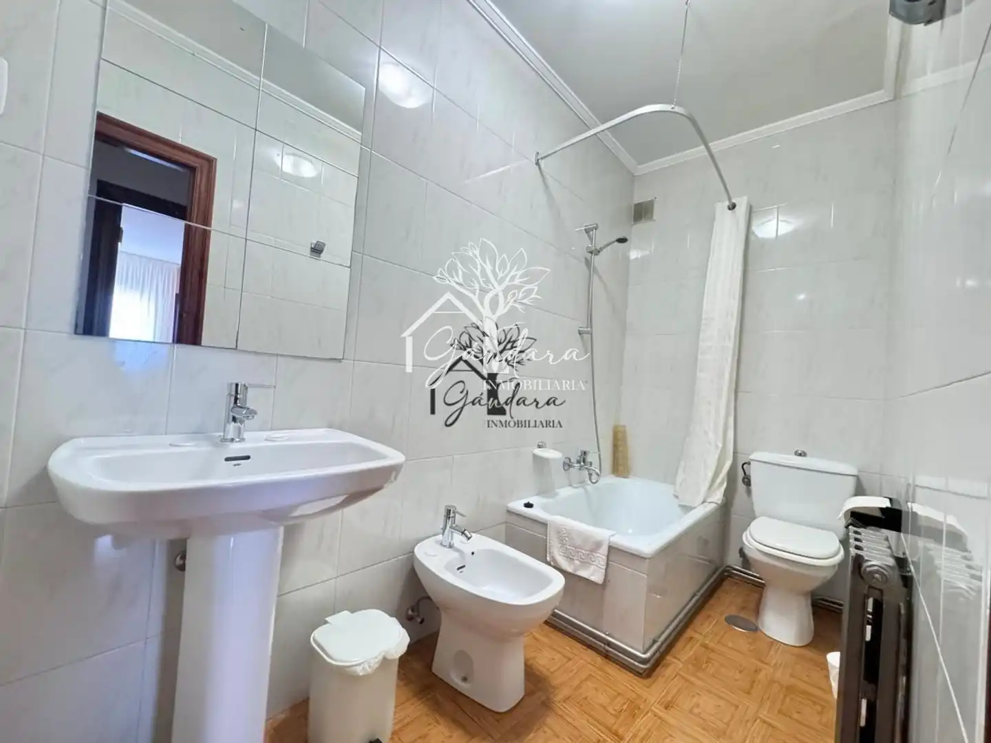 Bany de Edifici en venda en Neda