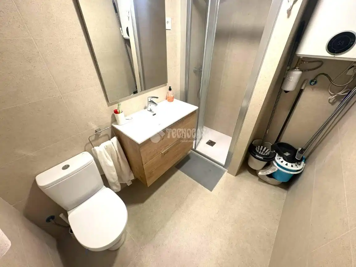 Bathroom of Study for sale in Zaragoza  with Air Conditioner and Community pool