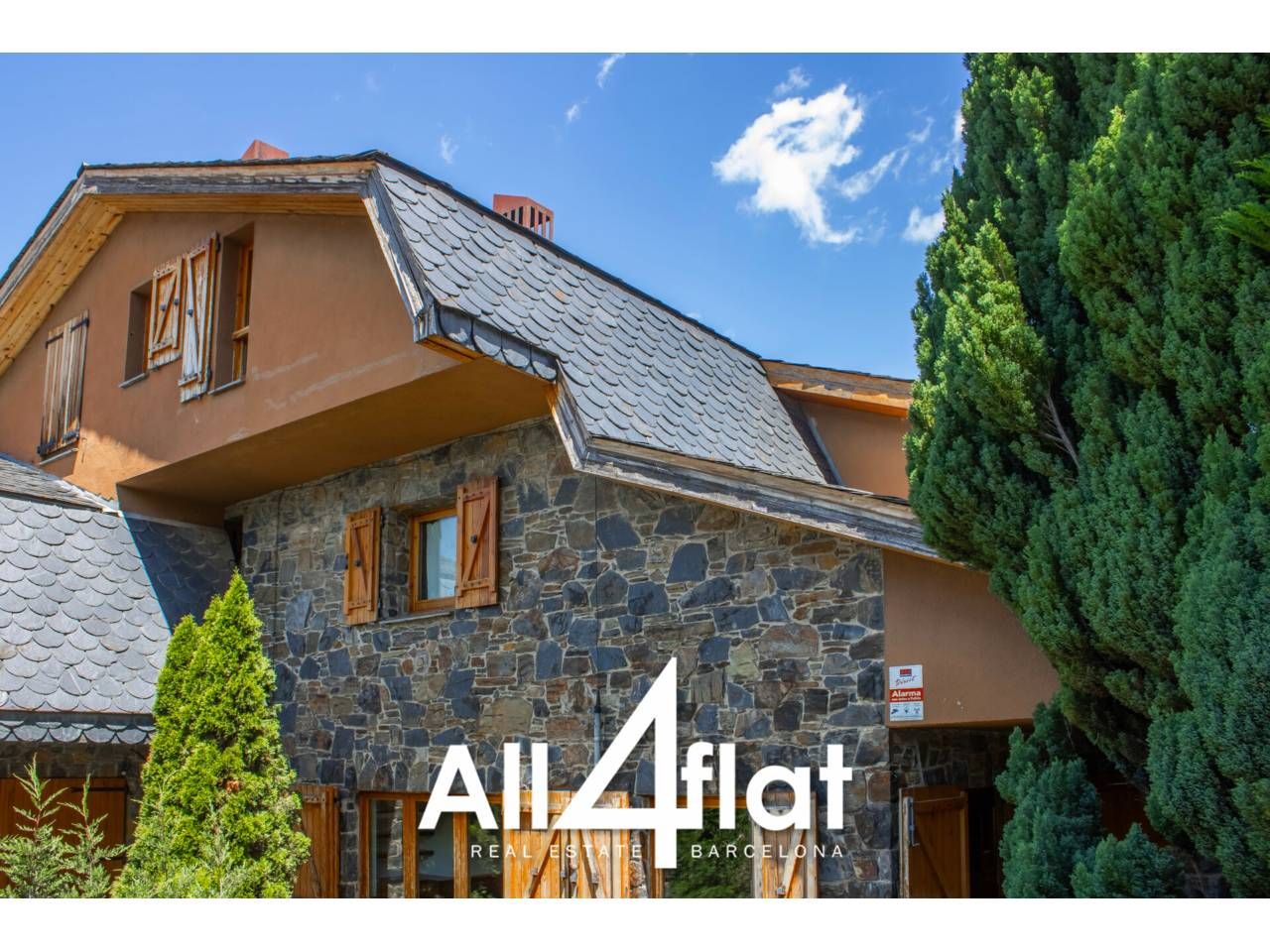 Vista exterior de Casa adosada en venda en Alp amb Calefacció, Jardí privat i Parquet